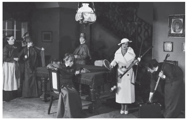 Ирена Сольская (в центре, сидит) в спектакле «Арлетта и зеленые коробки», Новый театр, Варшава, 1934.