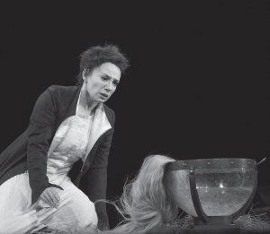Чулпан Хаматова в роли Марии Стюарт в обновленной версии спектакля Римаса Туминаса «Играем… Шиллера!», московский театр «Современник», 2013. Премьера первого варианта постановки состоялась в 2000 году 