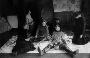 Юные художники готовят плакаты к 1 Мая, Тула, 1919