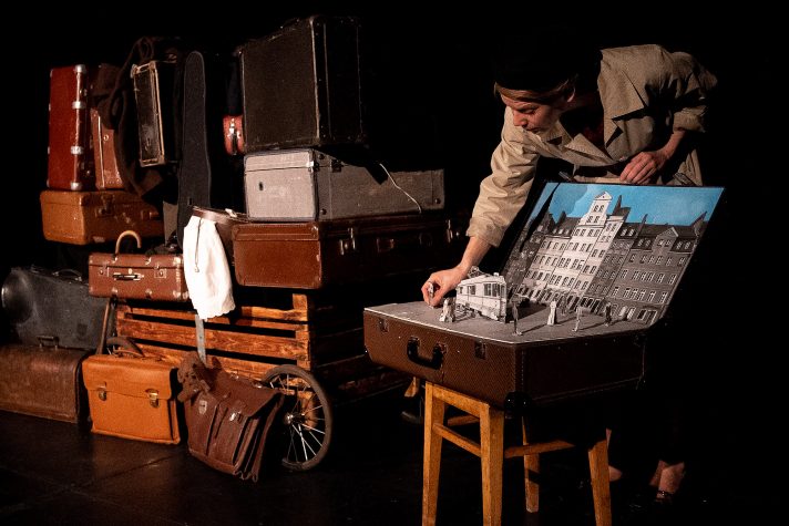 На фото: спектакль «Не более одного чемодана» театра Nordic Puppet Ambassadors © Андрей Сухинин / БТК-FEST. 