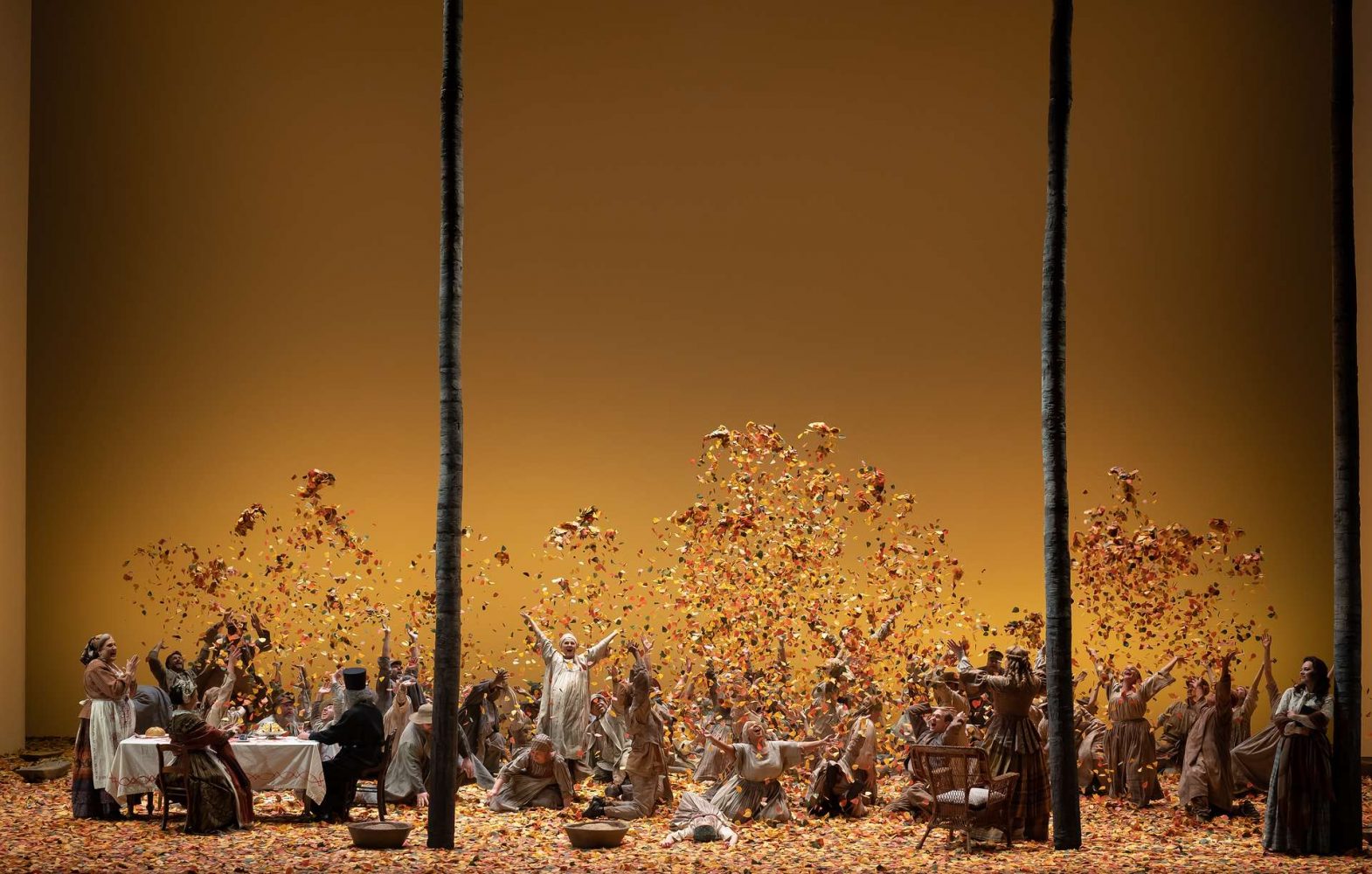 На фото сцена из новой оперы "Евгений Онегин. Автор фото: Scott Suchman