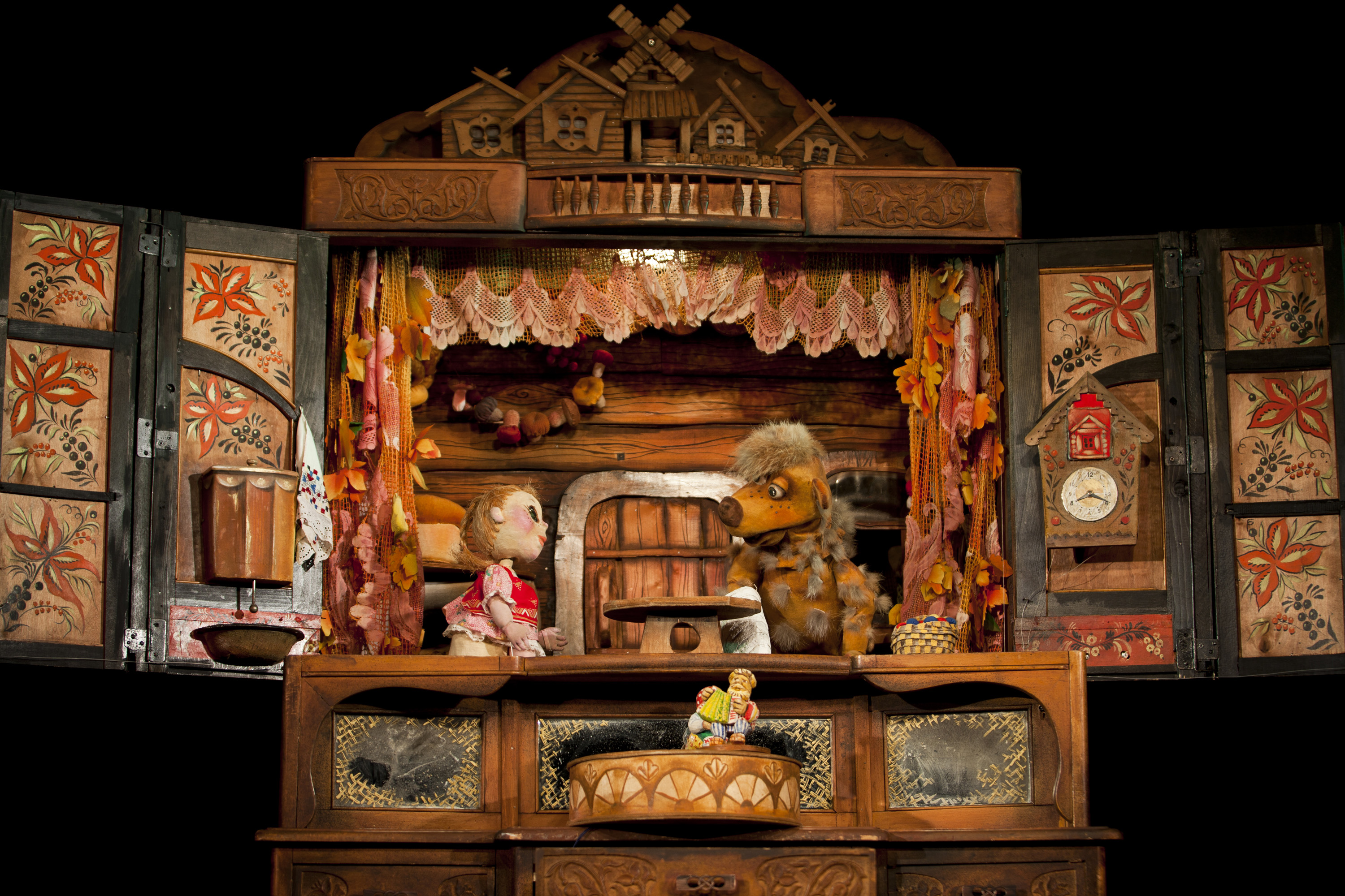 На фотографии сцена из спектакля "Машенька и Медведь" Ставропольского краевого театра кукол © stavtk.ru