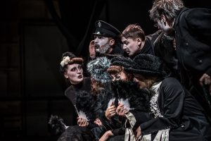 На фотографии, предоставленной пресс-службой Театрального центра СТД РФ "На Страстном", фрагмент спектакля "Мертвые души"