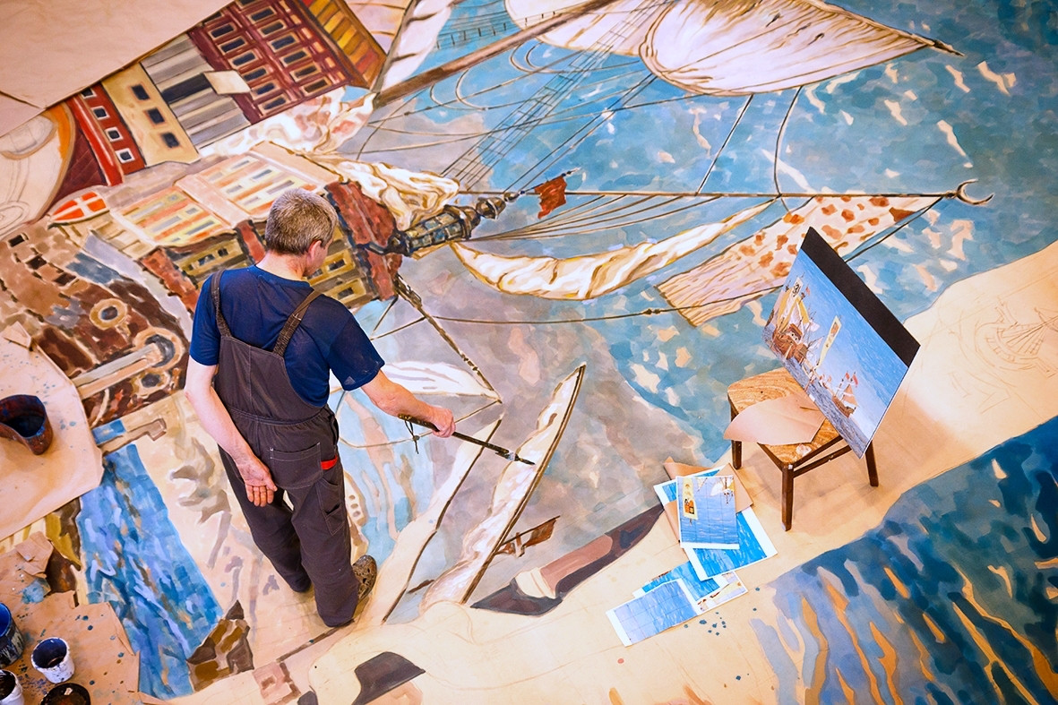 На фото - процесс росписи полотен первого акта - вид площади и порта в Барселоне © Ольга Керелюк