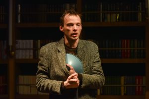 Сцена из спектакля "Я шагаю по Москве". Фото "Невидимого театра" (с)