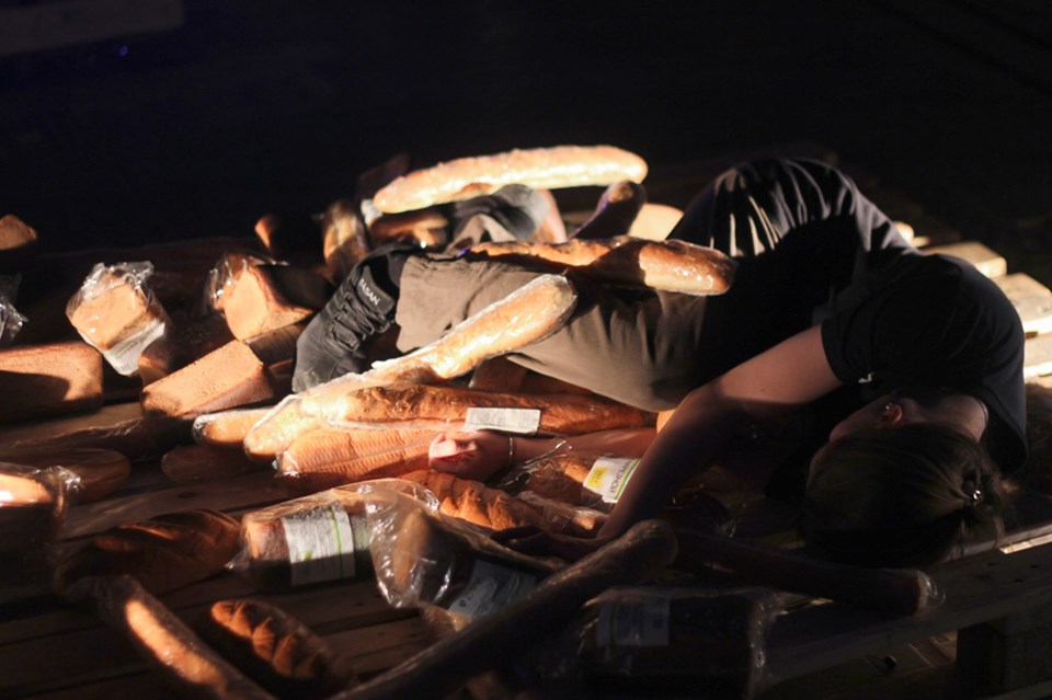 На фото - сцена из спектакля "Хлеб" © Соня Коршакова