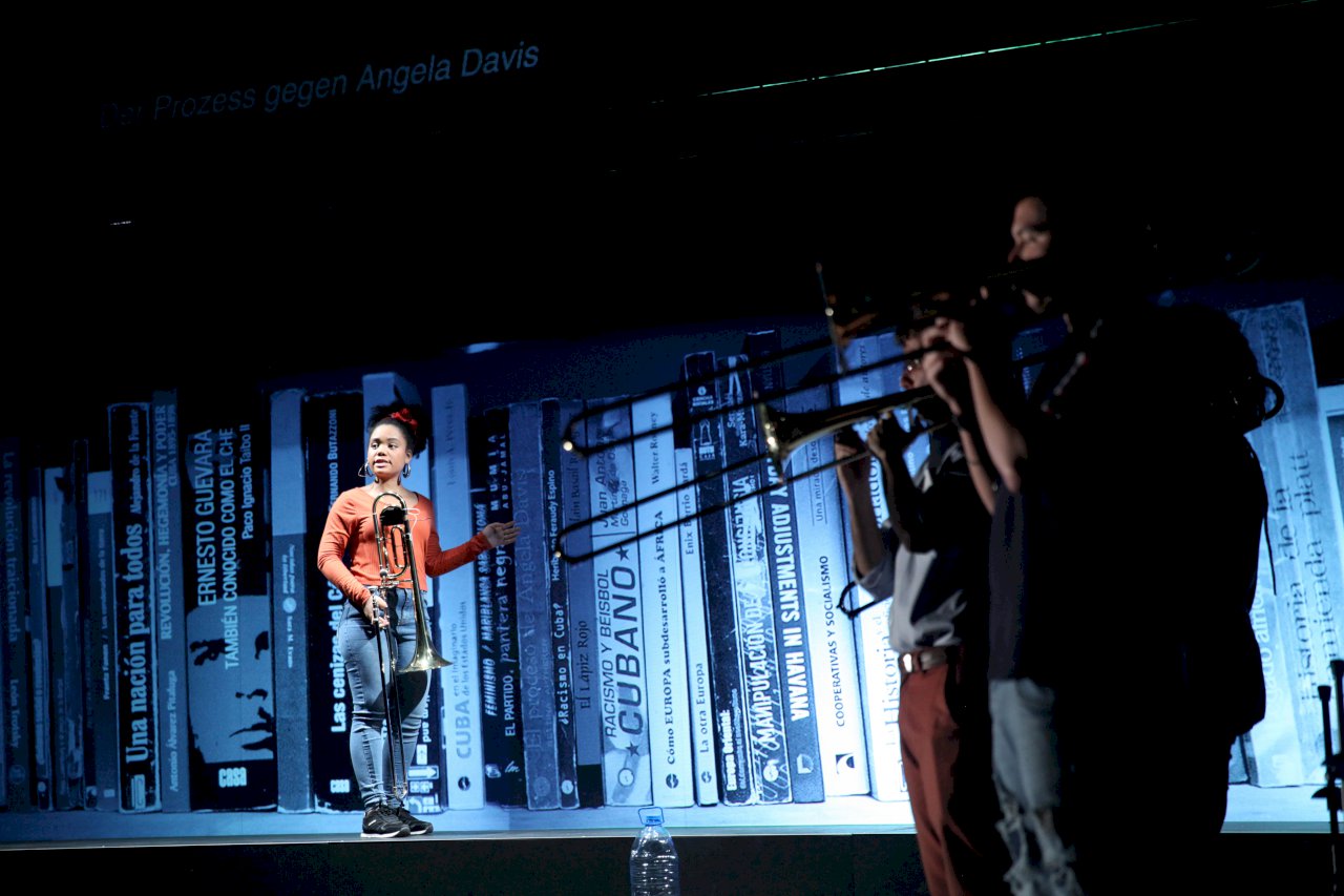 На фото - сцена из спектакля Rimini Protokoll «Бабушка. Тромбоны из Гаваны» © rimini-protokoll.de