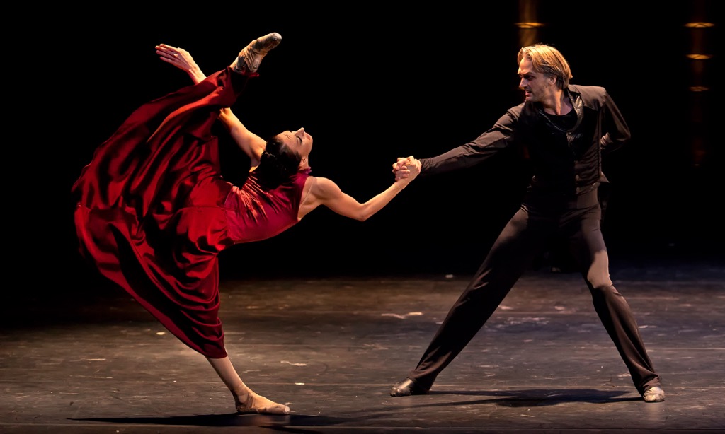 На фото - сцена из балета Бориса Эйфмана "Анна Каренина". С сайта театра