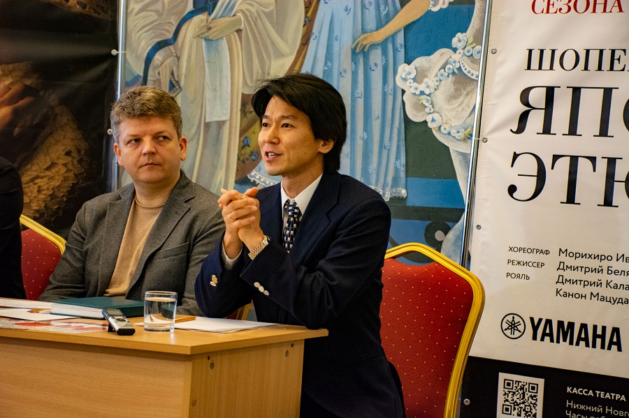 На фото – Александр Топлов и Морихиро Ивата на пресс-конференции. Фото с сайта театра