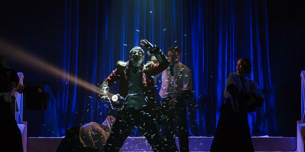На фото – сцена из спектакля «Пушкин. Триптих» Нижегородского театра «Комедия». Фото с сайта театра