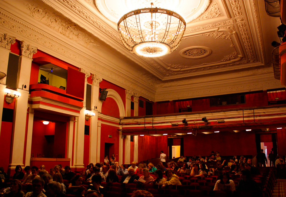 На фото - зрительный зал Театра на Бронной. Фото с сайта театра