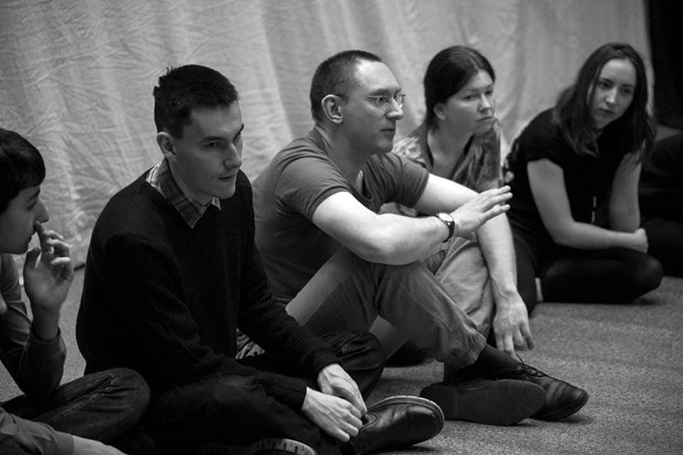 На фото - Борис Павлович с участниками лаборатории "Действие буквально" © Фото из социальных сетей лаборатории