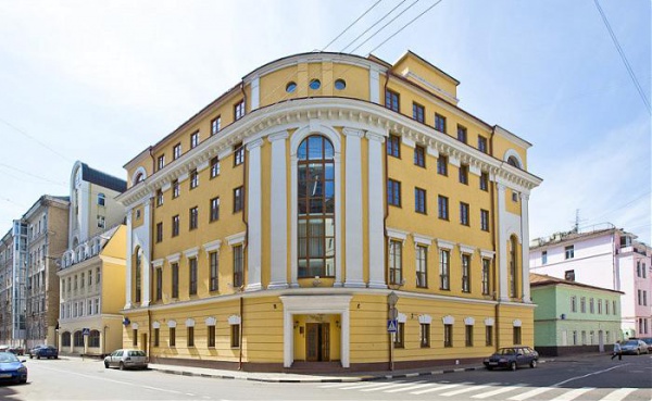На фото — фасад театрального колледжа Олега Табакова