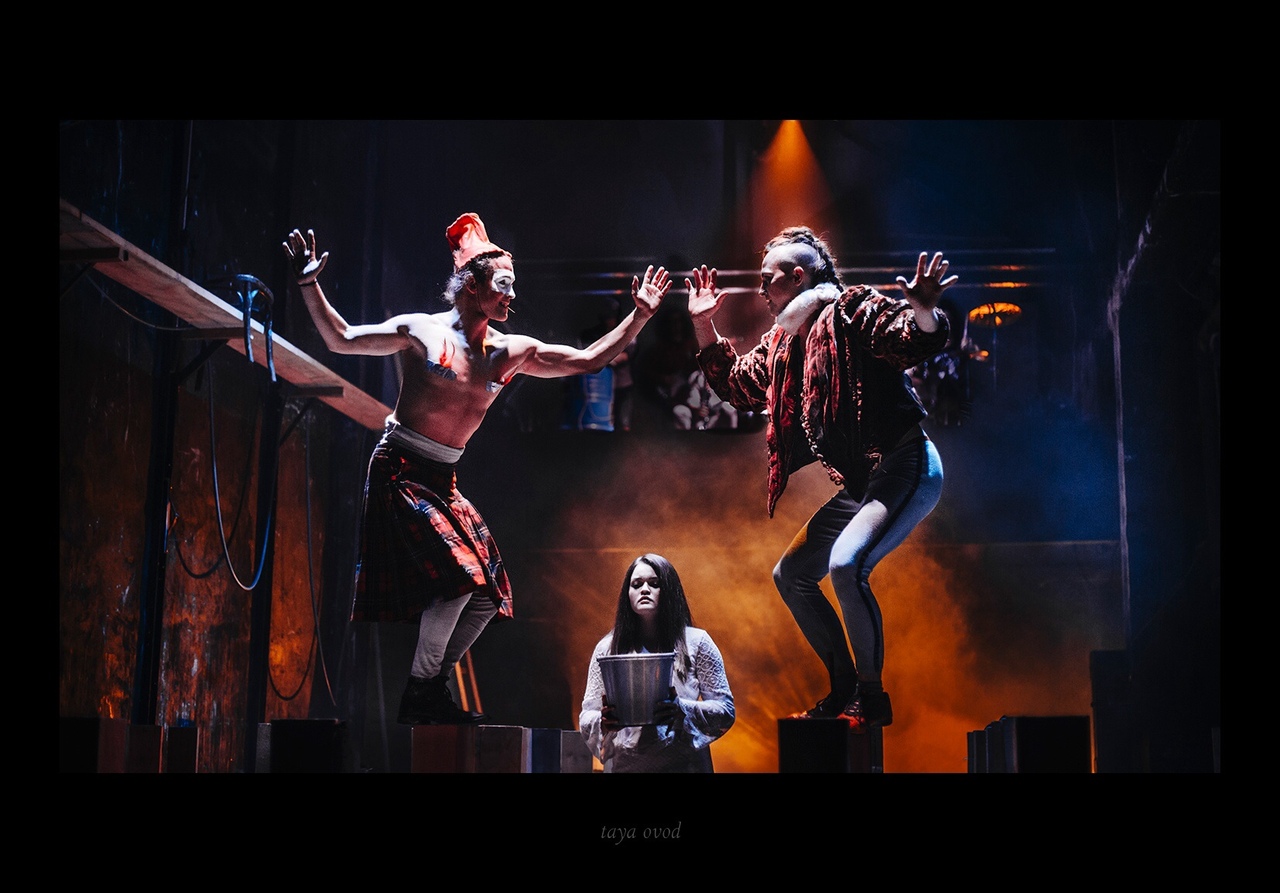 На фото — сцена из спектакля "Гамлет" Инженерного театра АХЕ © Тая Овод