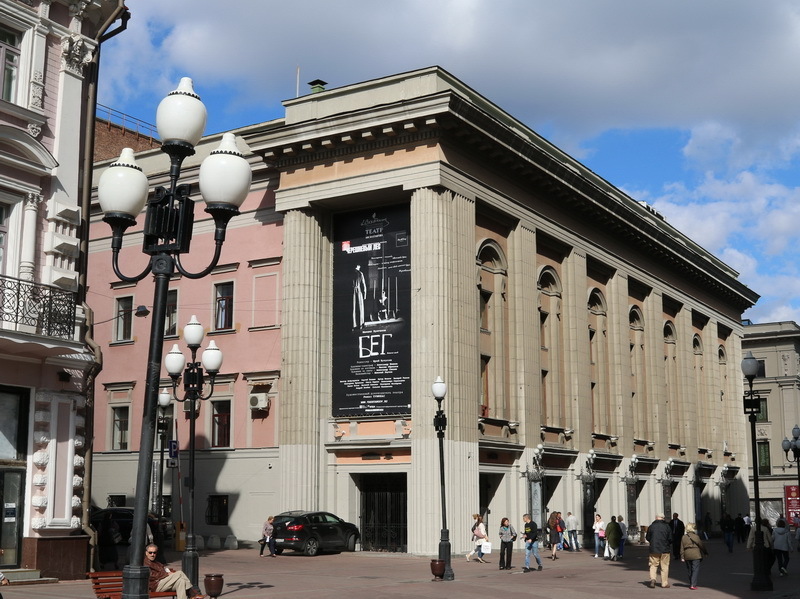 На фото — фасад Театра им. Евг. Вахтангова