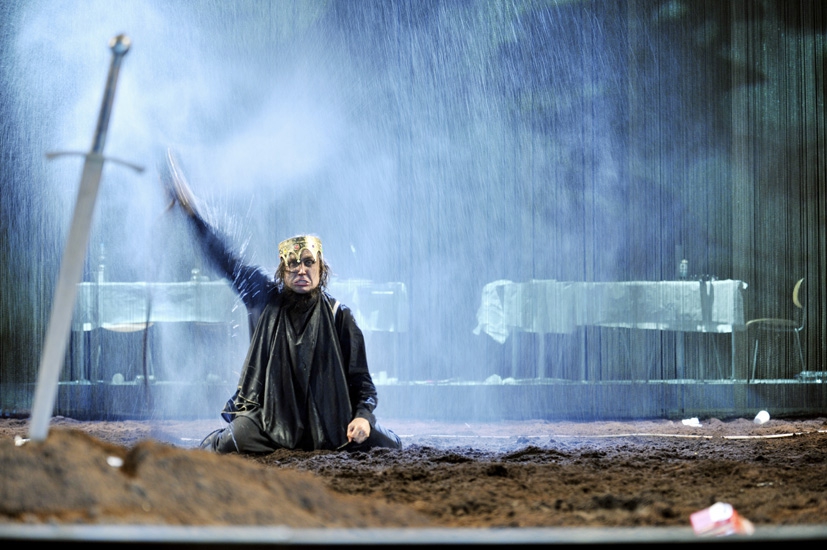 На фото - сцена из спектакля "Гамлет" © Arno Declair