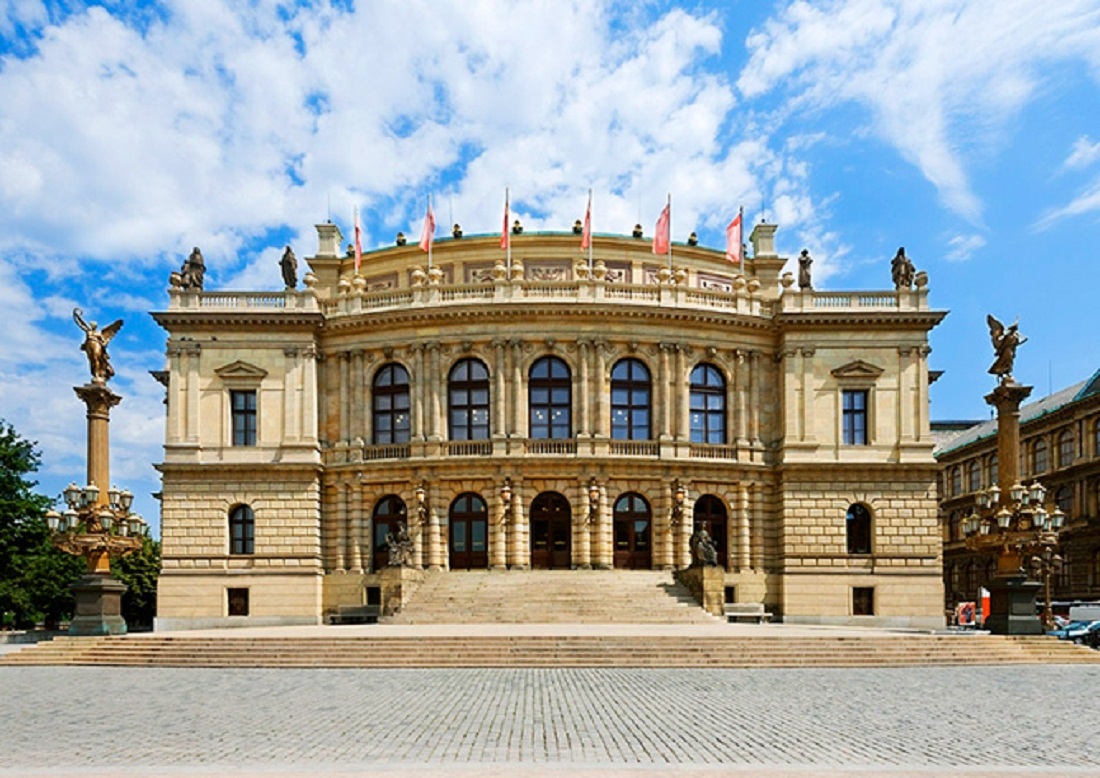 На фото: здание Пражской филармонии