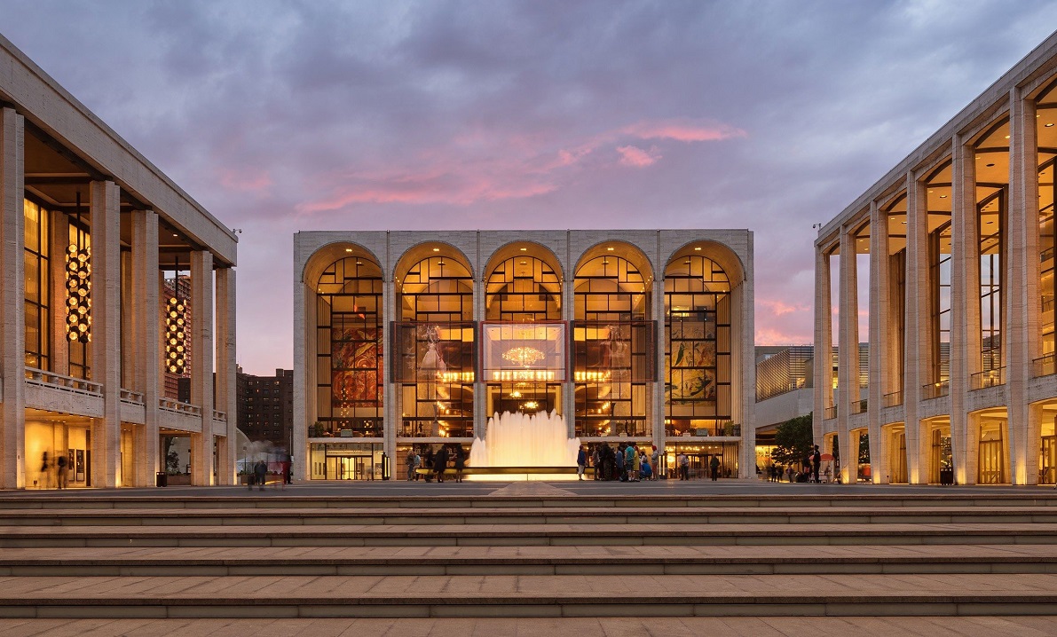 На фото: Театр Метрополитен-опера, Нью-Йорк, США