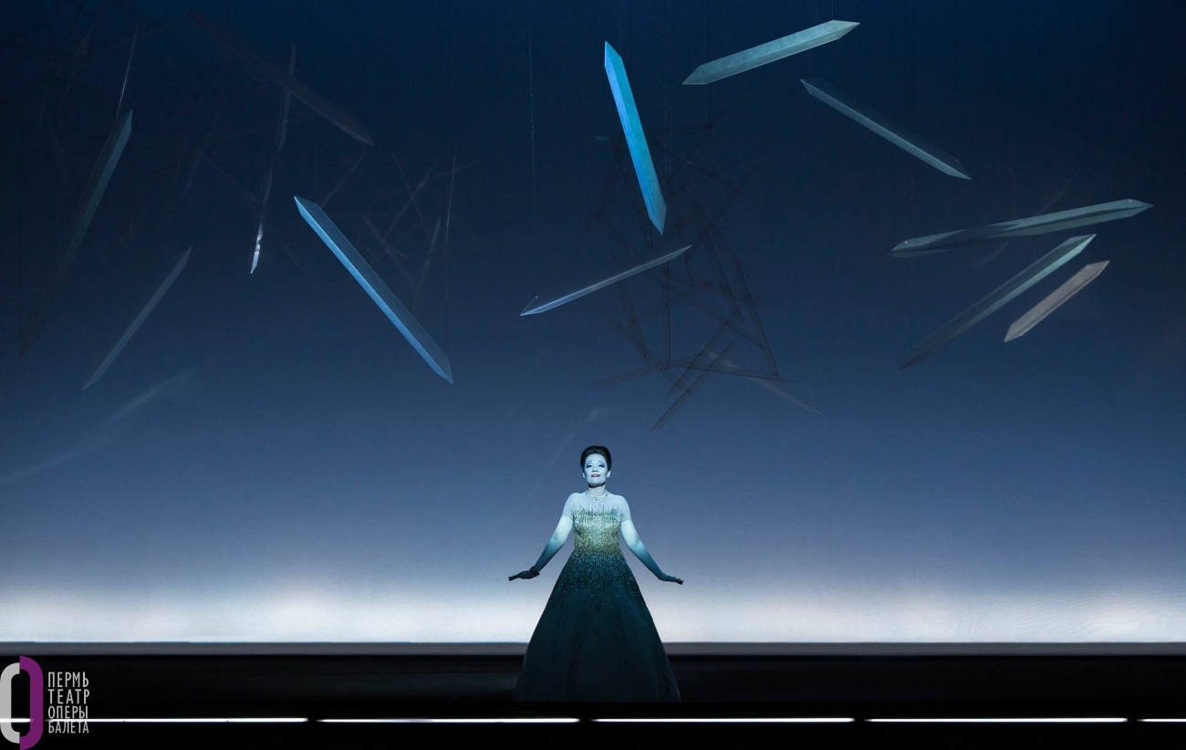 На фото - сцена из оперы "Травиата" Роберта Уилсона. Фото с официального сайта Пермского театра оперы и балета.