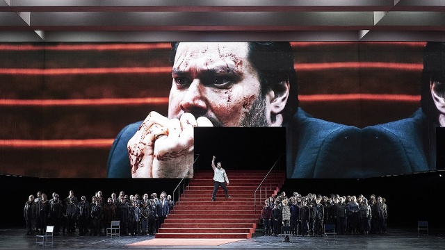 На фото: сцена из оперы «Борис Годунов», реж. Иво ван Хове