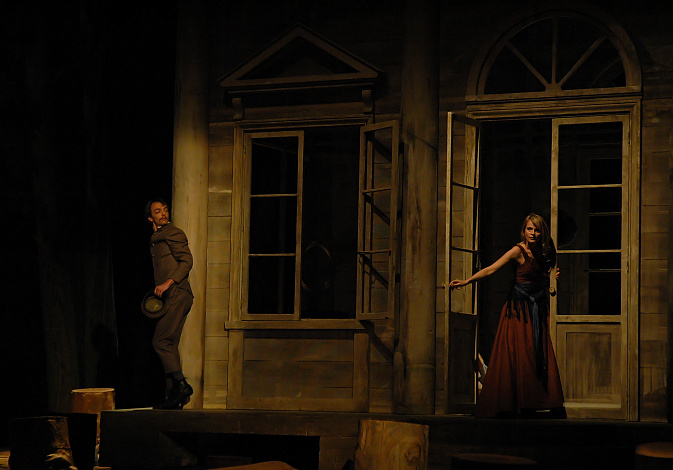 На фото - сцена из спектакля "Лес". Фото с сайта Чеховского фестиваля