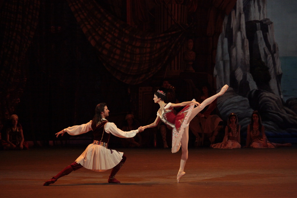 Сцена из балета Большого театра "Корсар" © Theatre.hd