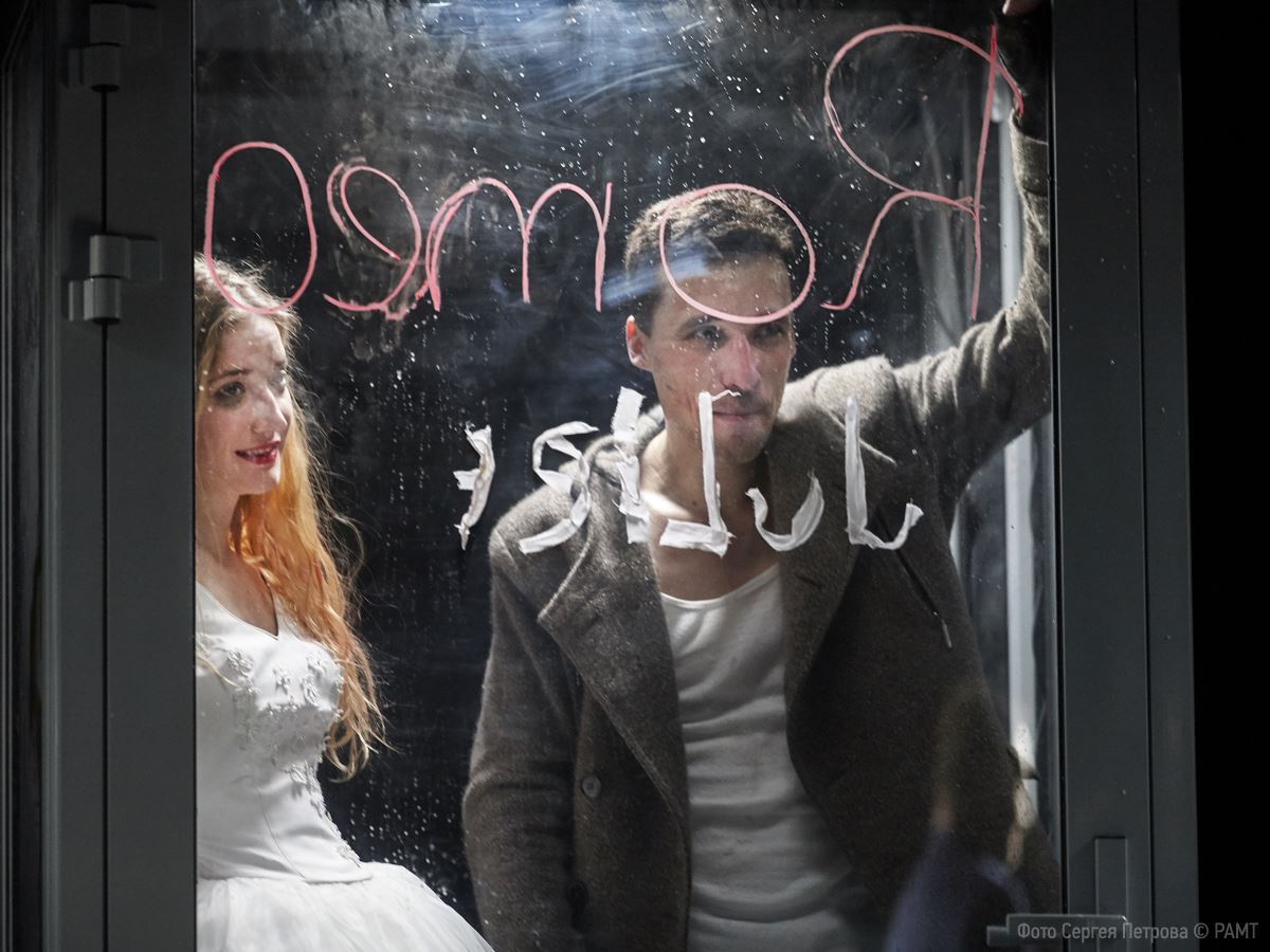 На фото - сцена из спектакля "Ромео и Джульетта" © Фото Сергея Петрова