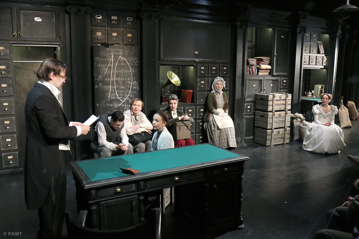 На фото - сцена из спектакля "Свои люди - сочтёмся". Фото официального сайта театра.