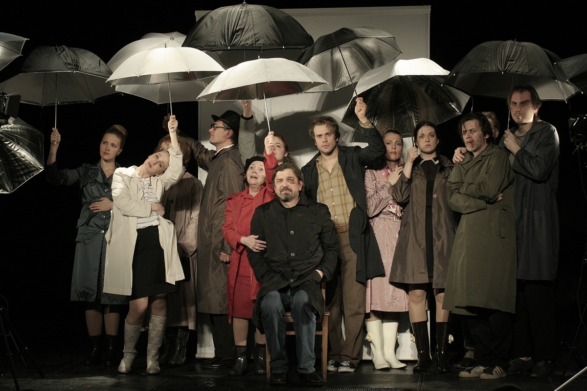 На фото - сцена из спектакля Льва Додина "Портрет с дождём". Фото с сайта МДТ.