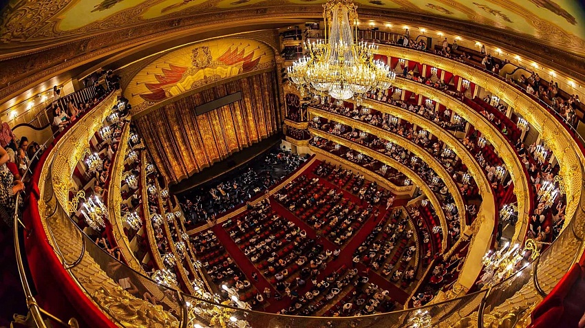 На фото — основная сцена Большого театра в Москве
