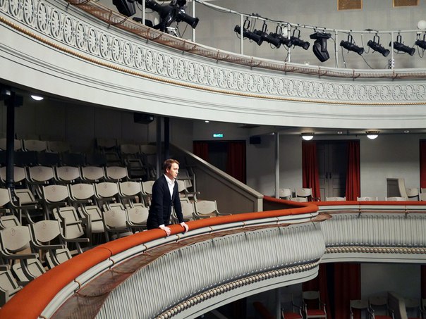 На фото — художественный руководитель Театра Наций Евгений Миронов в пустом зале театра