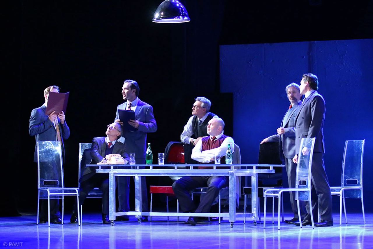 на фото - сцена из спектакля "Демократия" Алексея Бородина. Фото с официального сайта РАМТа