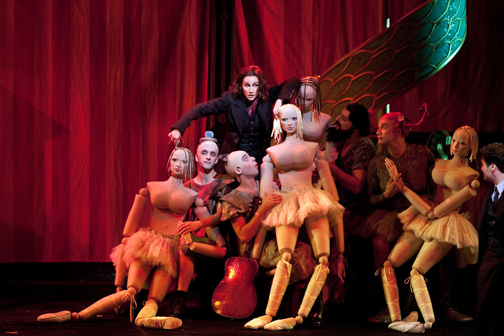 Сцена из оперы "Сказки Гофмана" в постановке Бартлетта Шера © фото с портала TheatreHD