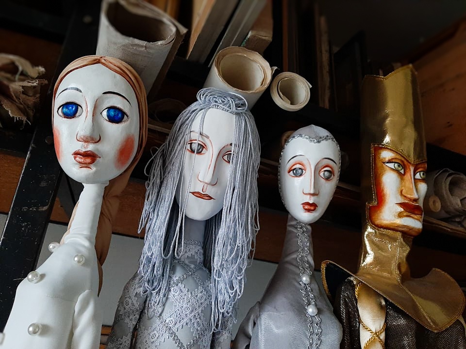 На фото - куклы для спектакля "Сказка о мёртвой царевне и о семи богатырях". Фото из соцсетей МТК