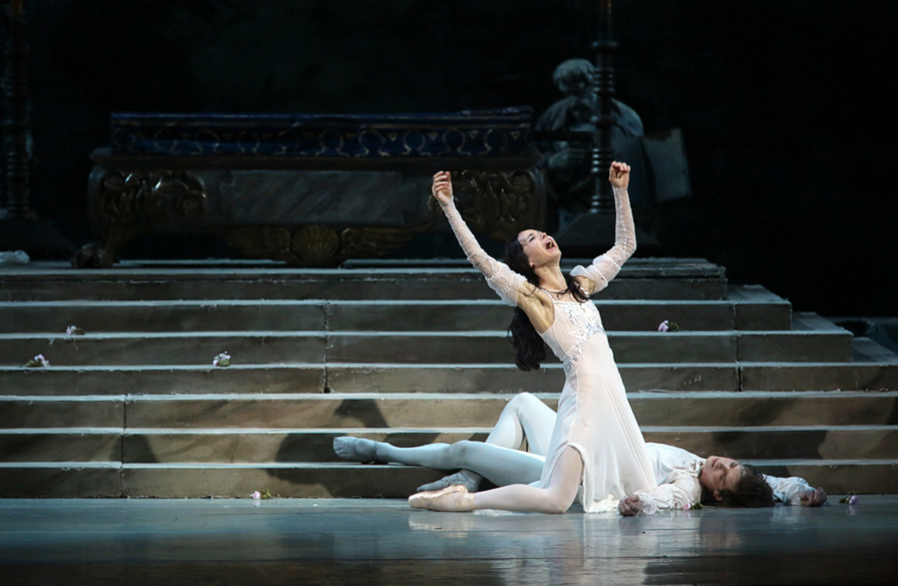 на фото - сцена из балета "Ромео и Джульетта". Фото с официального сайта Мариинского театра.