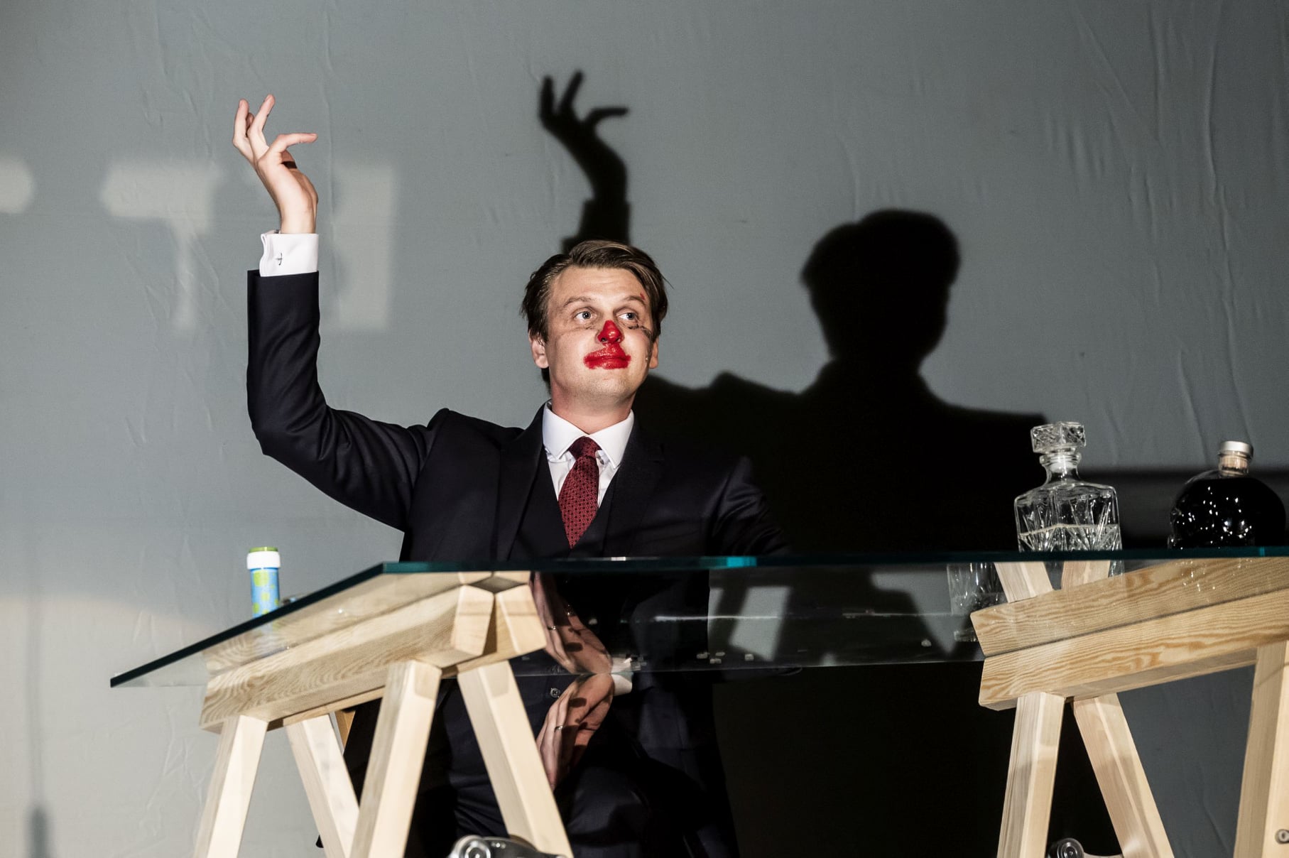 На фото - Мартинас Недзинскас в спектакле "Ночной писатель". Фото из соцсетей Литовского национального драматического театра