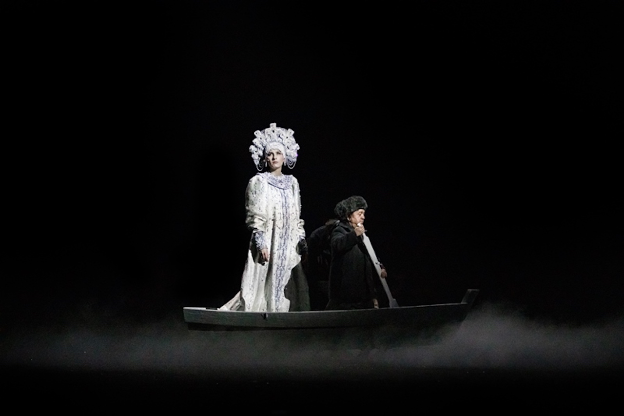 На фото - сцена из спектакля «Сказка про последнего ангела» (режиссёр - Андрей Могучий). Фото с официального сайта Театра Наций.