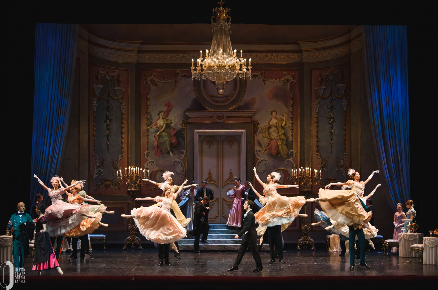 На фото - сцена из балета «Анюта». Фото с официального сайта Пермской оперы  © Андрей Чунтомов