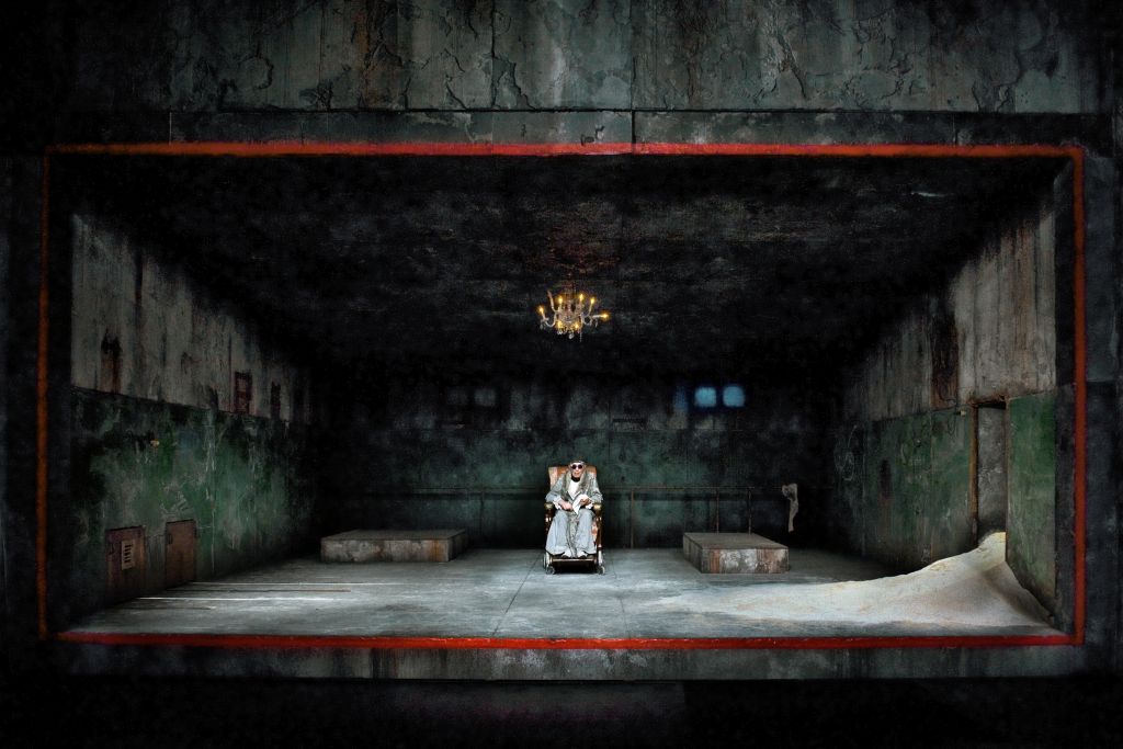 На фото - сцена из спектакля "Конец игры". Фото с сайта фестиваля.