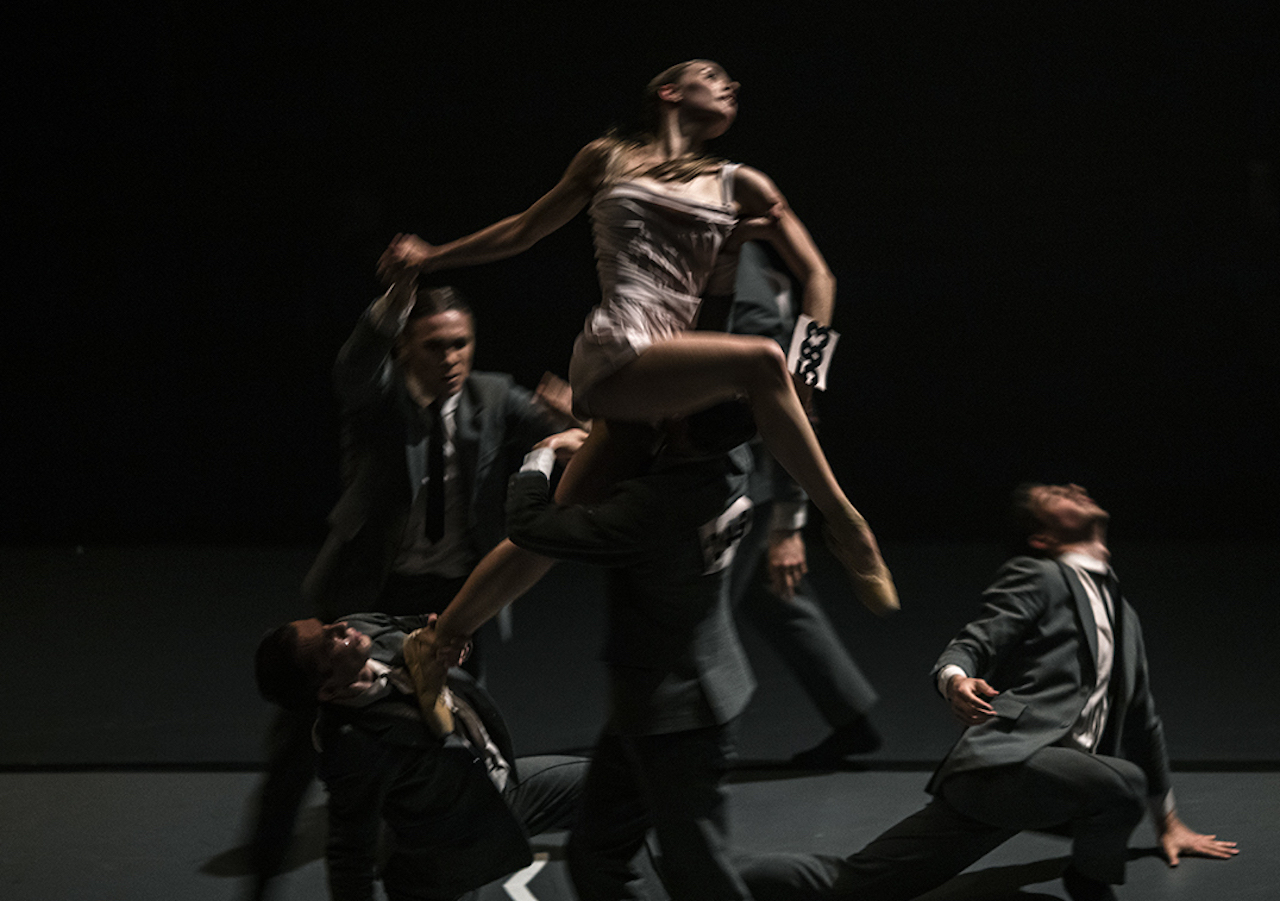 На фото - спектакль «Танцпол» театра «Балет Москва». Фото с официального сайта театра.