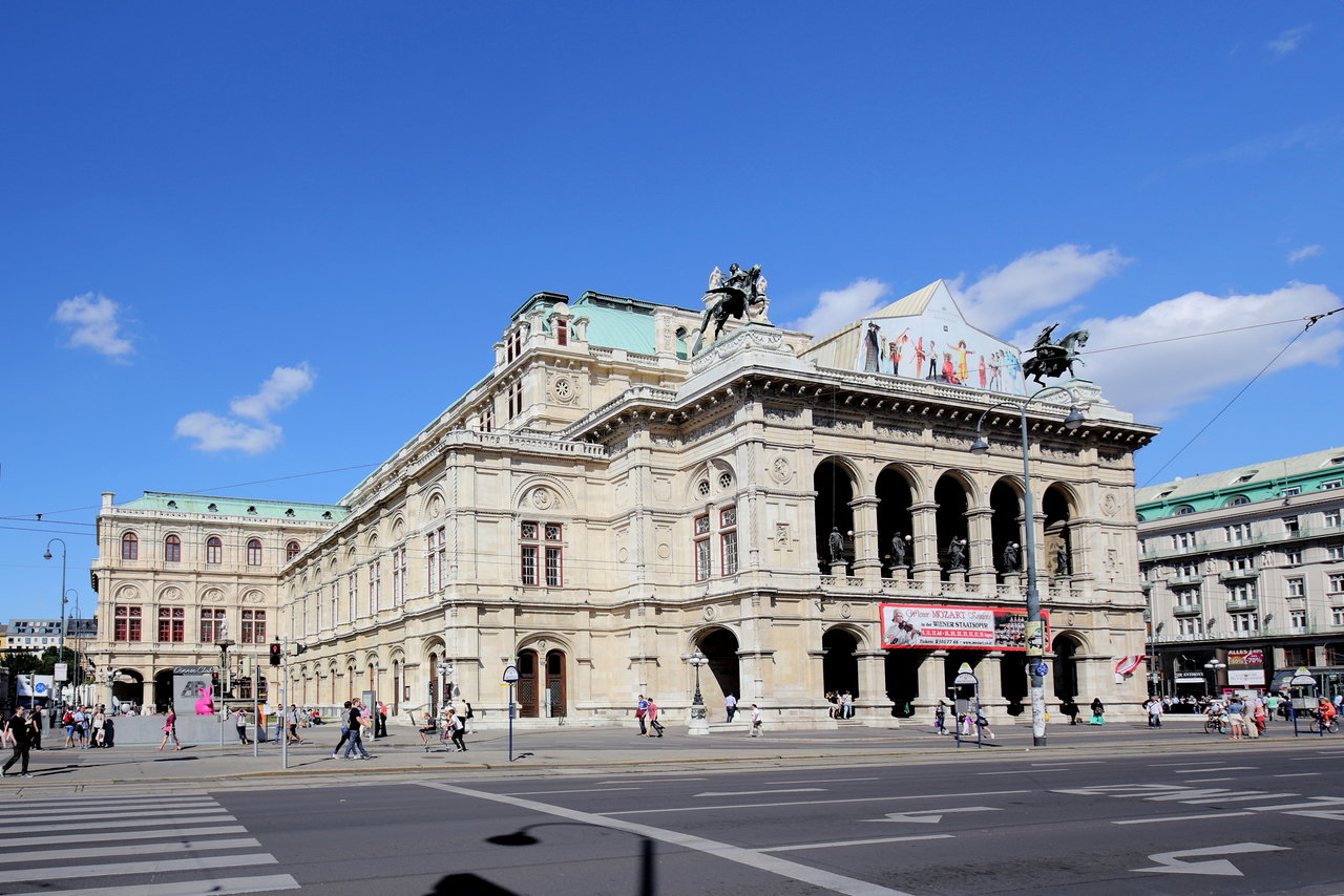 На фото - Венская государственная опера