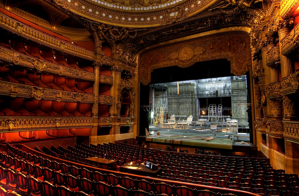 На фото - зрительный зал Парижской оперы.
