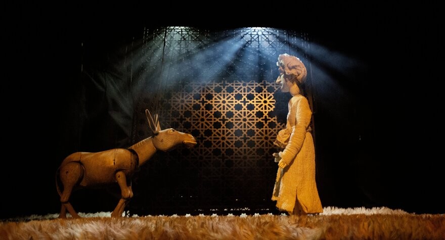 На фото - сцена из спектакля "Ходжа Насреддин". Фото с сайта Театра Наций.