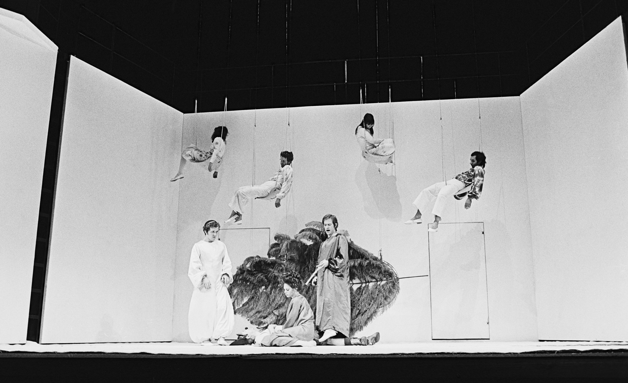 На фото - сцена из спектакля Питера Брука "Сон в летнюю ночь". © Donald Cooper (с сайта Британской библиотеки).