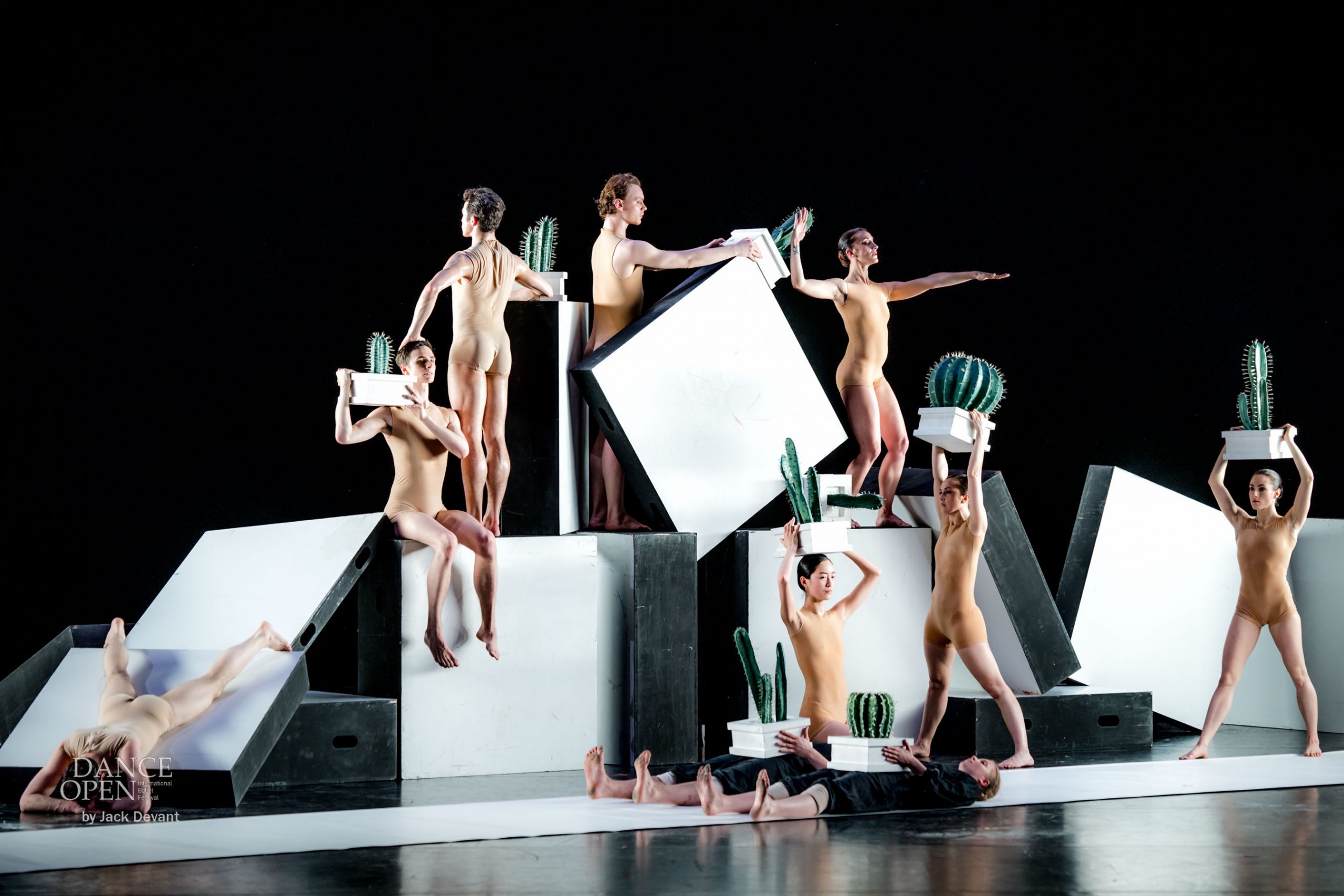 сцена из балета Александра Экмана «Кактусы» © Jack Devant Ballet Photography