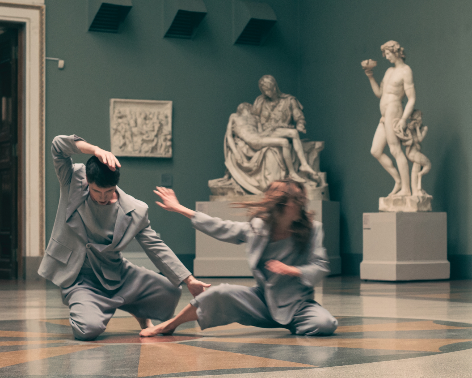 На фото - танцовщики в зале Микеланджело (хореограф Анна Щеклеина). Фото Петра Сильвестрова (предоставлено пресс-службой проекта).