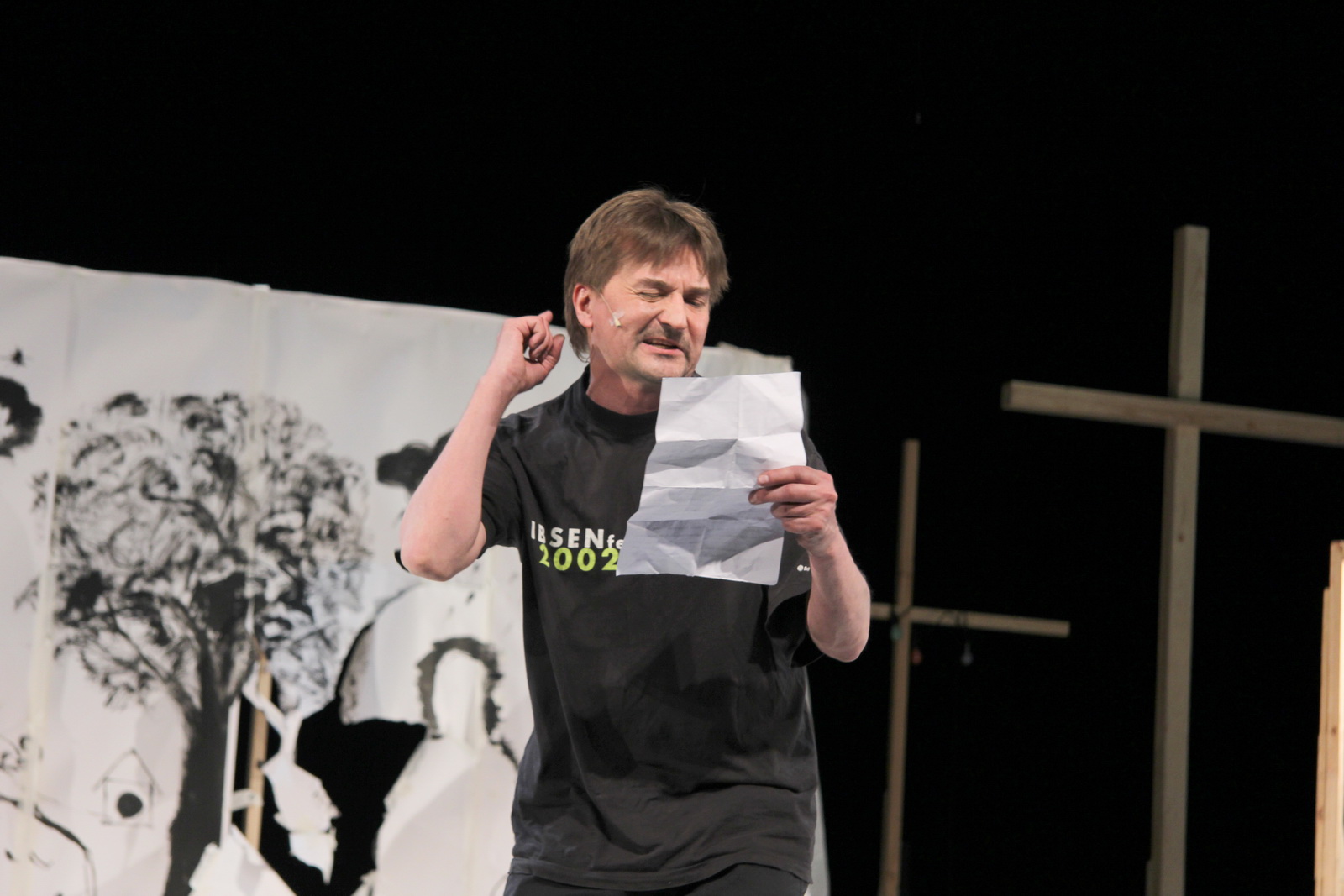 На фото - Юрий Бутусов в спектакле "Чайка". Фото Екатерины Цветковой (с сайта "Сатирикона").