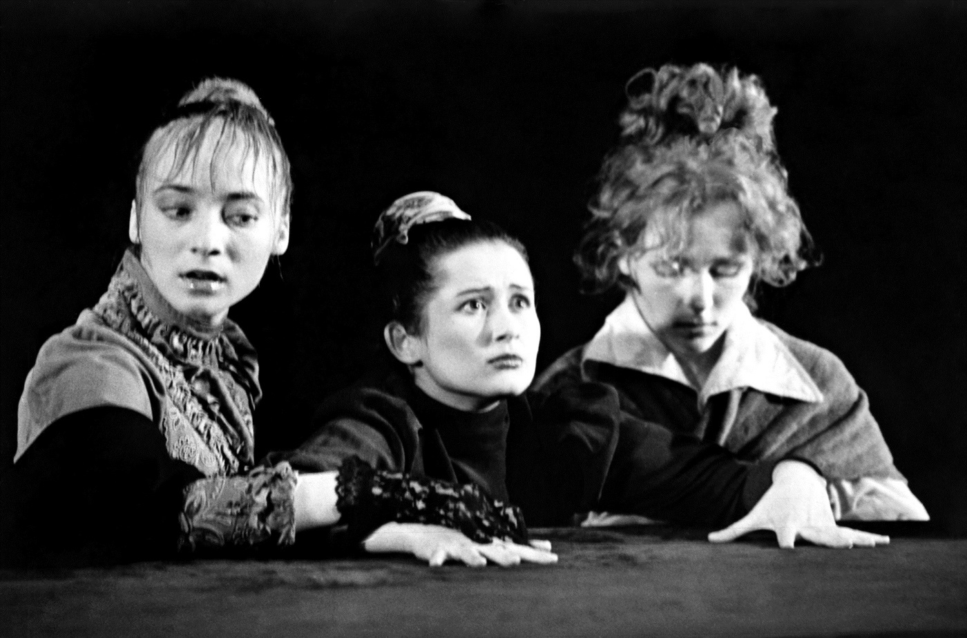 На фото - сцена из спектакля "Владимир III степени" (1991). Фото Михаила Гутермана.