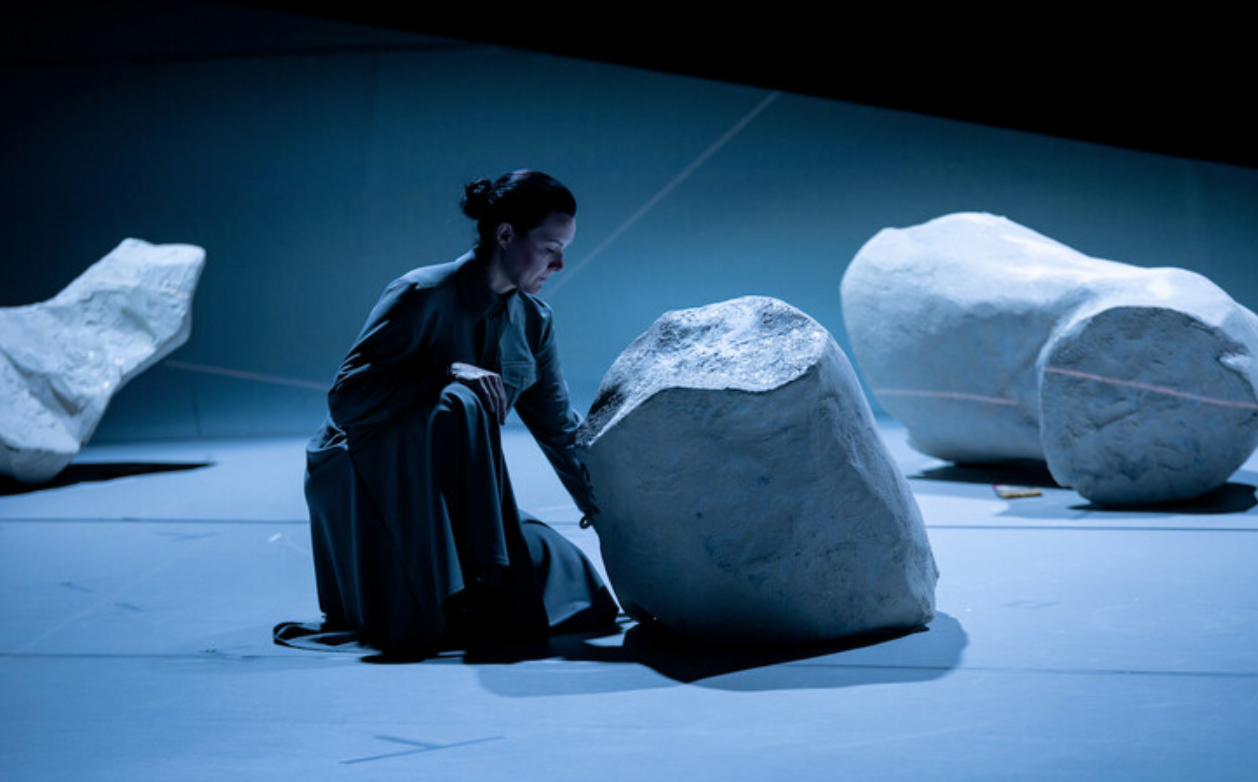 На фото - сцена из спектакля Дениса Хусниярова «Спутники». Фото с сайта Театра на Таганке