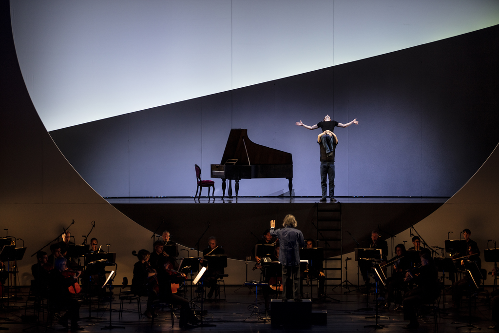 Сцена из спектакля «Бетховен проект II». Фото Киран Вест, с сайта Гамбургской оперы. 